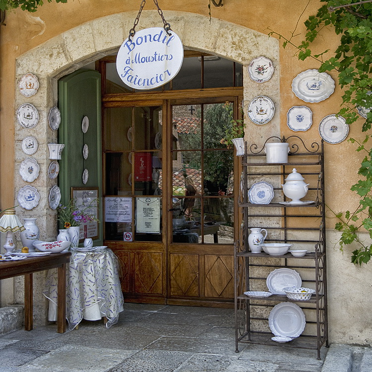 Provence 2014 +20140612_0649 als Smart-Objekt-1 Kopie.jpg - Alte Keramik wird hier in  liebevoll geschmückten Verkaufsläden angeboten